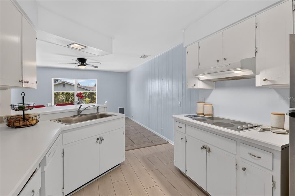 For Sale: $349,999 (3 beds, 2 baths, 1752 Square Feet)