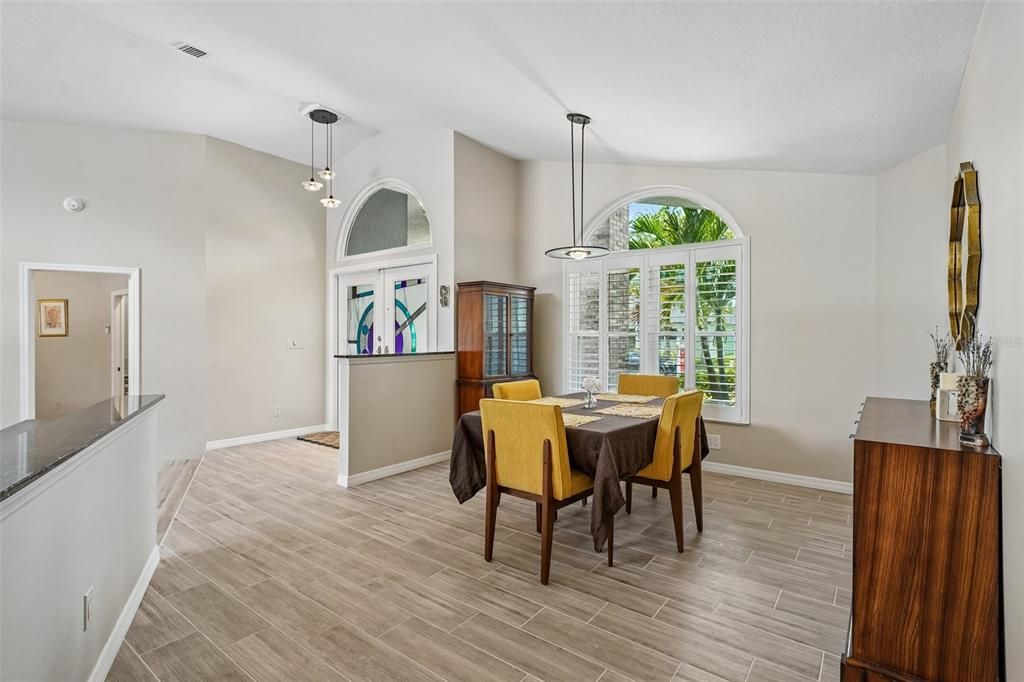En Venta: $999,900 (4 camas, 3 baños, 2776 Pies cuadrados)