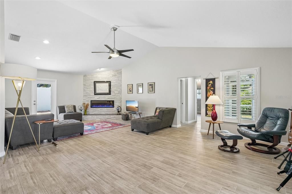 En Venta: $999,900 (4 camas, 3 baños, 2776 Pies cuadrados)
