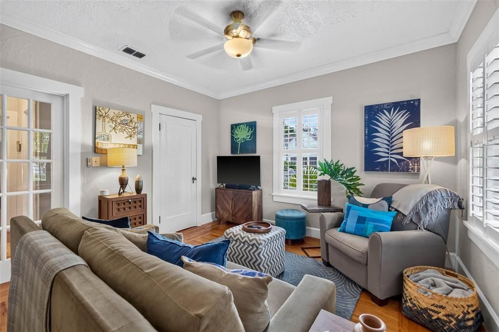 For Sale: $1,100,000 (3 beds, 2 baths, 2376 Square Feet)