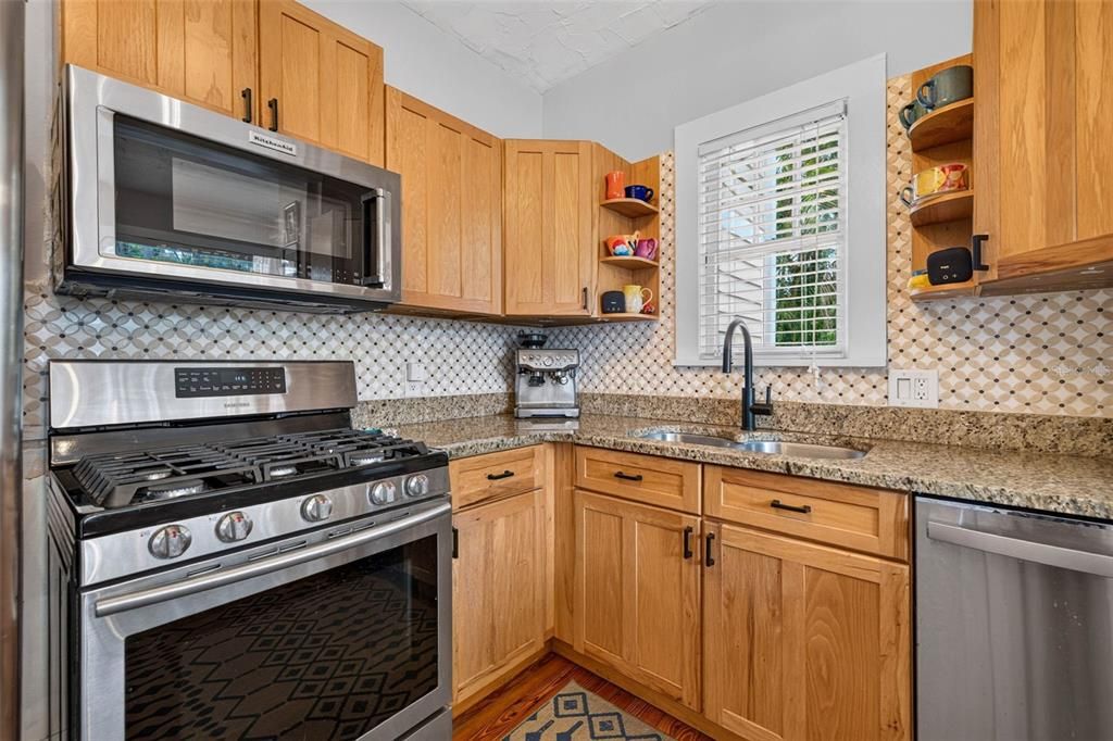 For Sale: $1,100,000 (3 beds, 2 baths, 2376 Square Feet)