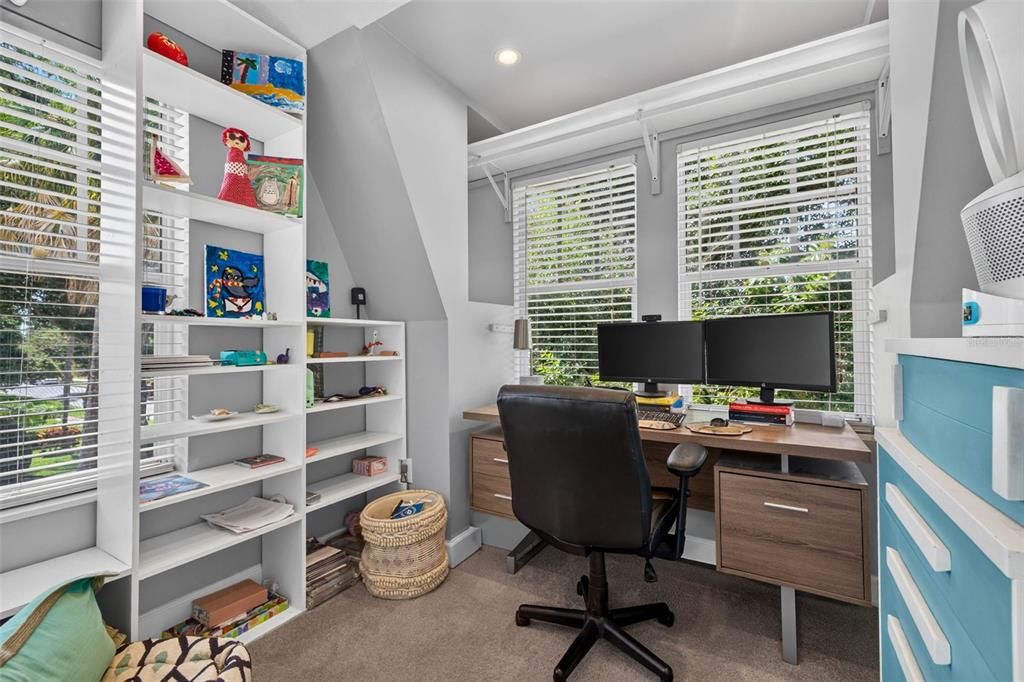 For Sale: $1,100,000 (3 beds, 2 baths, 2376 Square Feet)