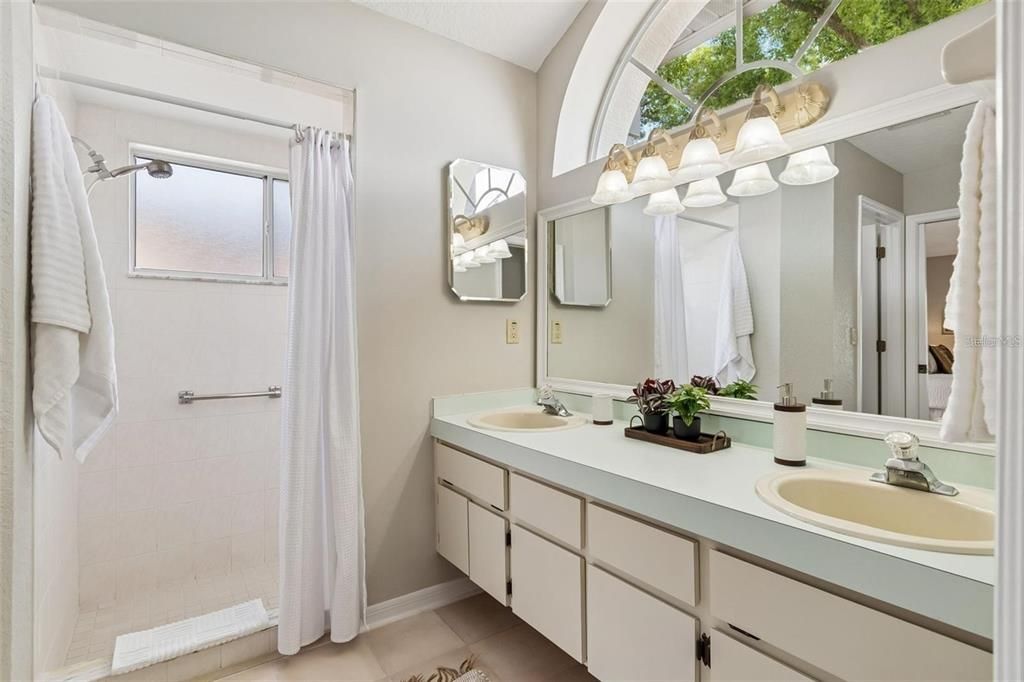 For Rent: $2,500 (3 beds, 2 baths, 1473 Square Feet)