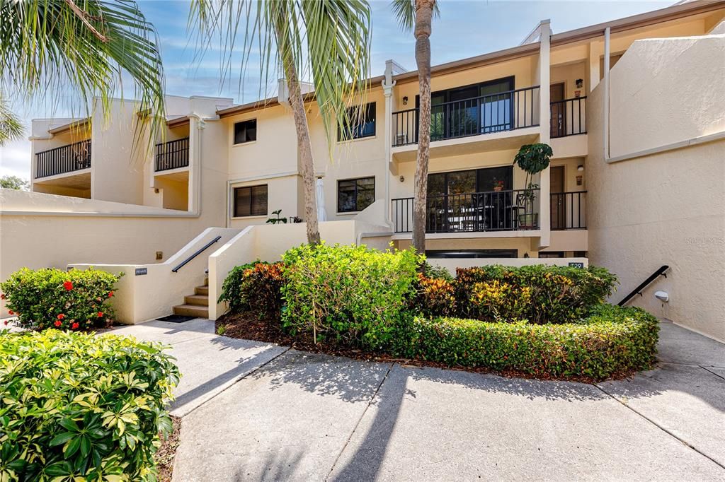 For Sale: $429,999 (2 beds, 2 baths, 1210 Square Feet)