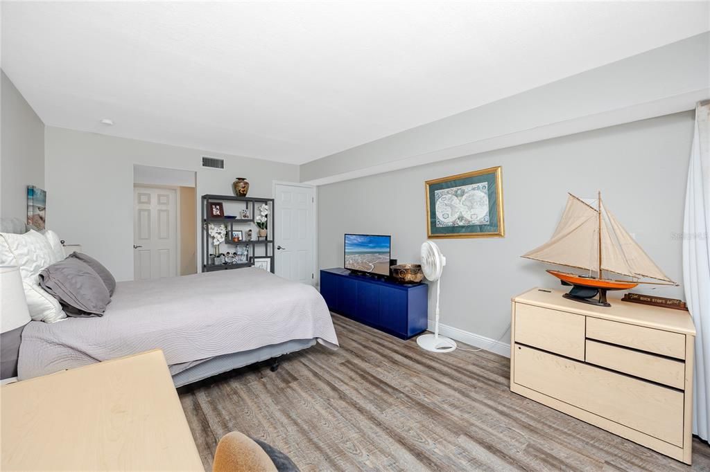 For Sale: $429,999 (2 beds, 2 baths, 1210 Square Feet)