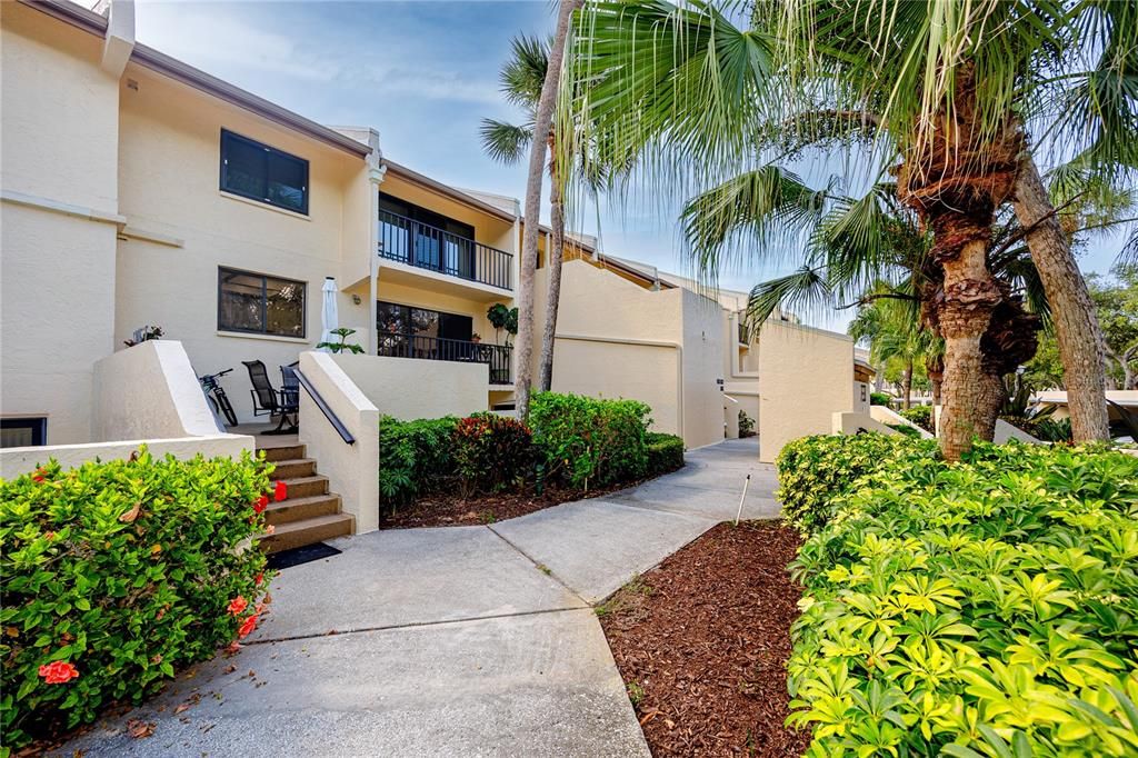 For Sale: $429,999 (2 beds, 2 baths, 1210 Square Feet)