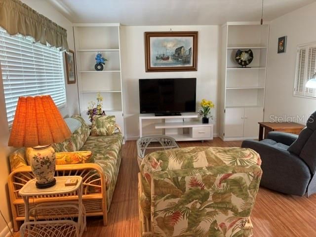 For Sale: $74,900 (1 beds, 1 baths, 800 Square Feet)