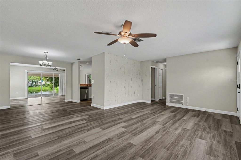 For Sale: $304,900 (3 beds, 2 baths, 1591 Square Feet)