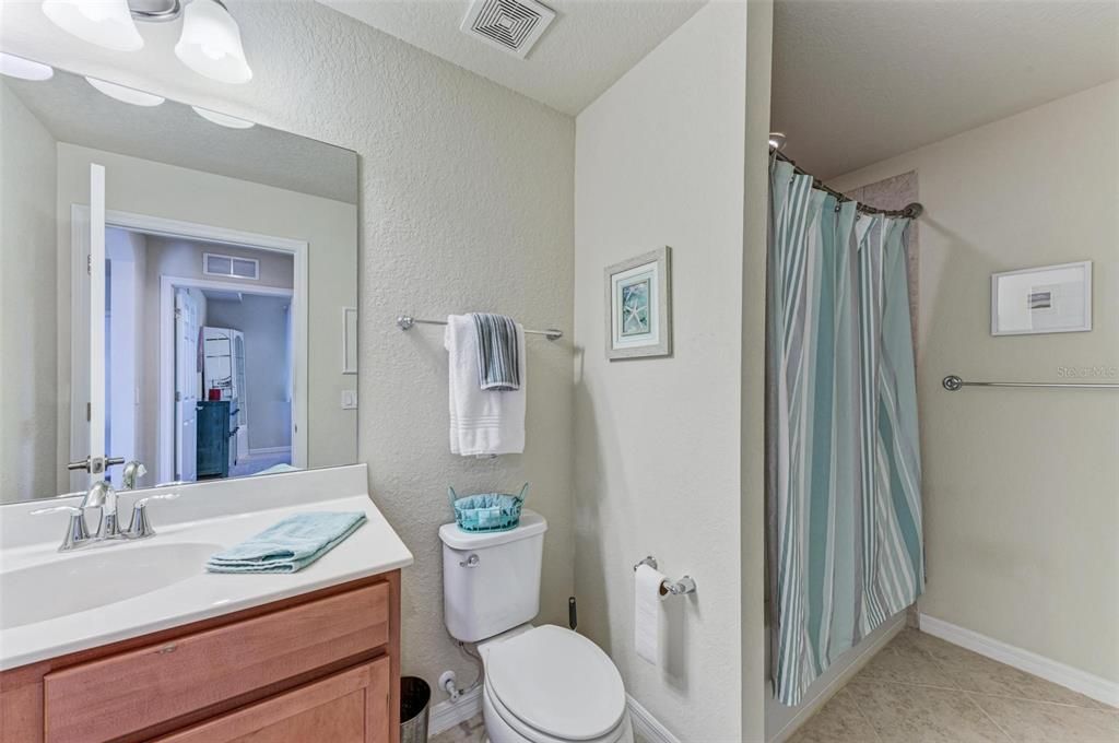 For Sale: $209,900 (2 beds, 2 baths, 1121 Square Feet)