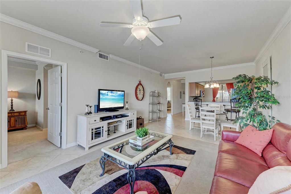 For Sale: $209,900 (2 beds, 2 baths, 1121 Square Feet)