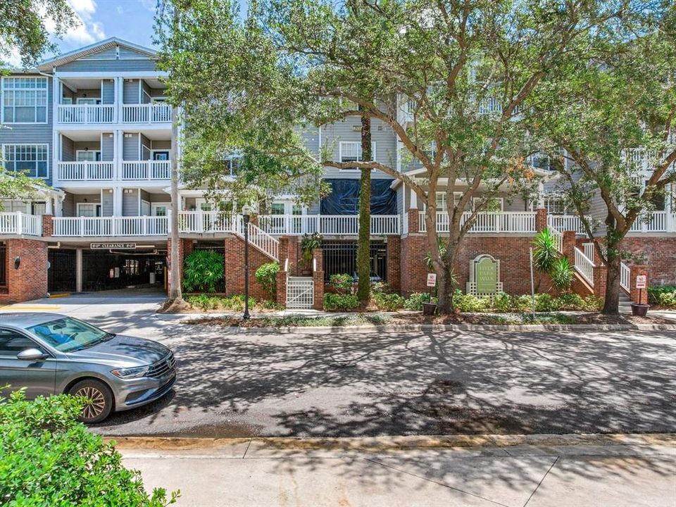 For Rent: $2,500 (2 beds, 2 baths, 938 Square Feet)