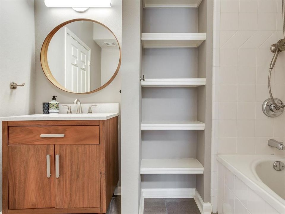 For Rent: $2,500 (2 beds, 2 baths, 938 Square Feet)