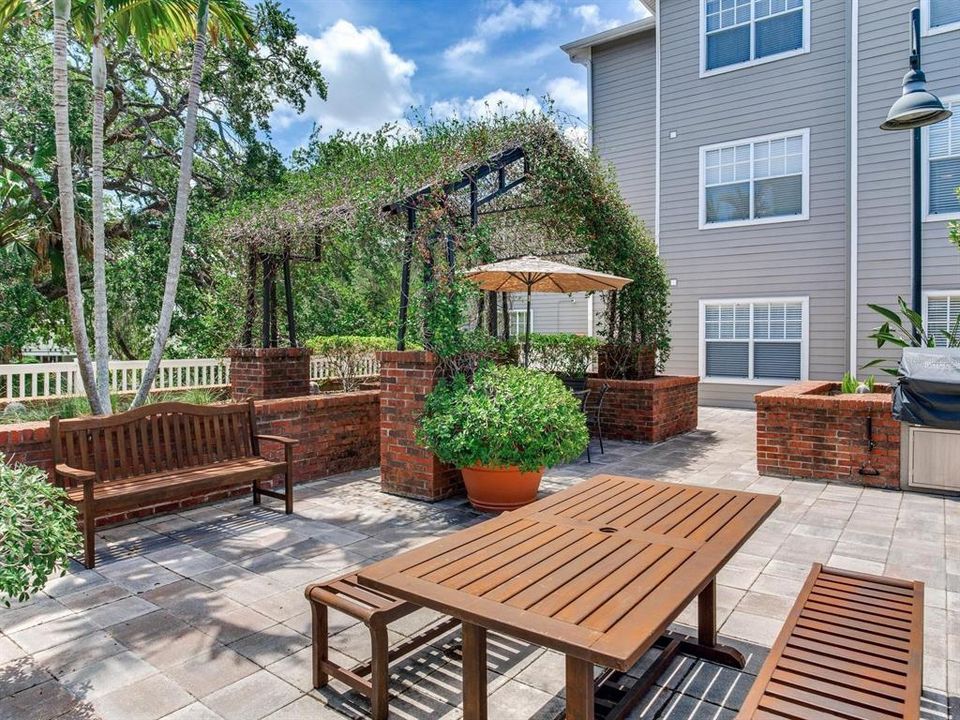 For Rent: $2,500 (2 beds, 2 baths, 938 Square Feet)