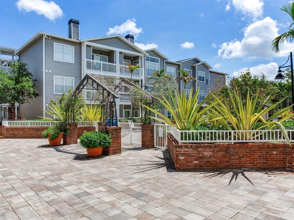 For Rent: $2,500 (2 beds, 2 baths, 938 Square Feet)