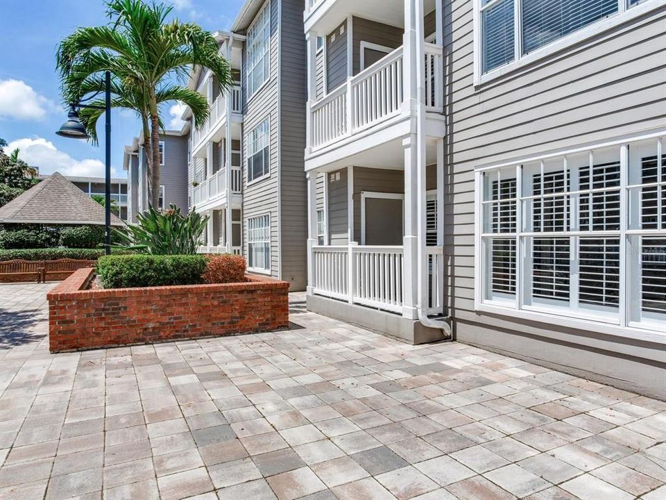 For Rent: $2,500 (2 beds, 2 baths, 938 Square Feet)