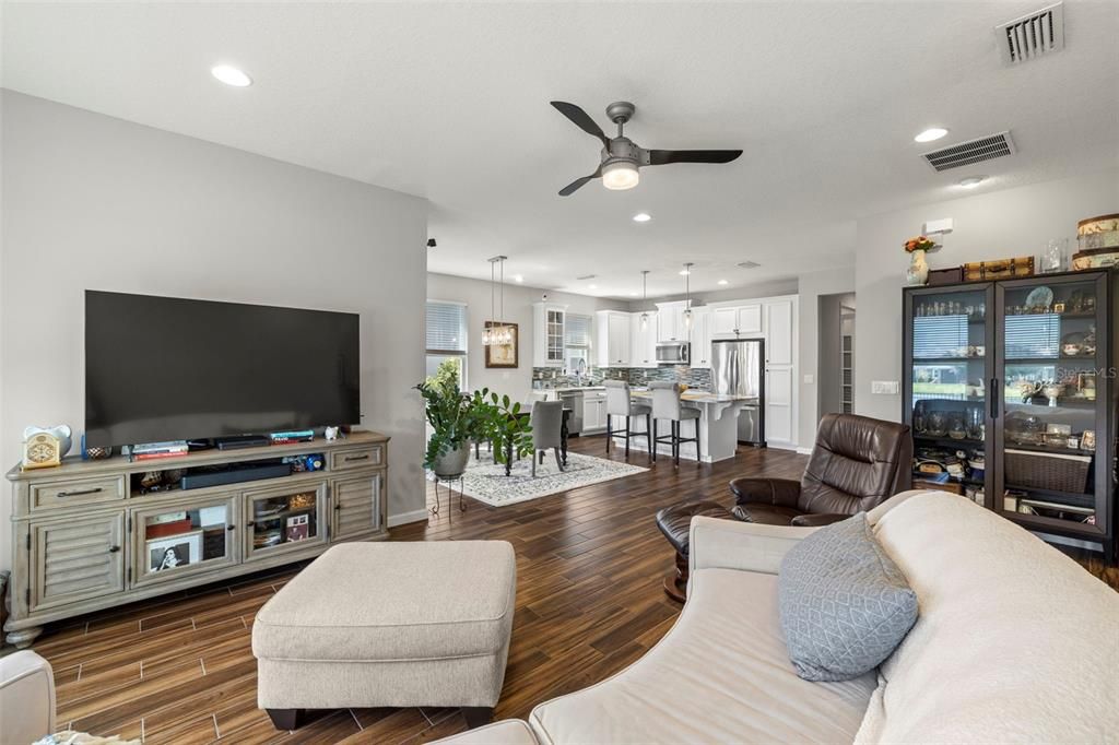 For Rent: $2,895 (2 beds, 2 baths, 1648 Square Feet)