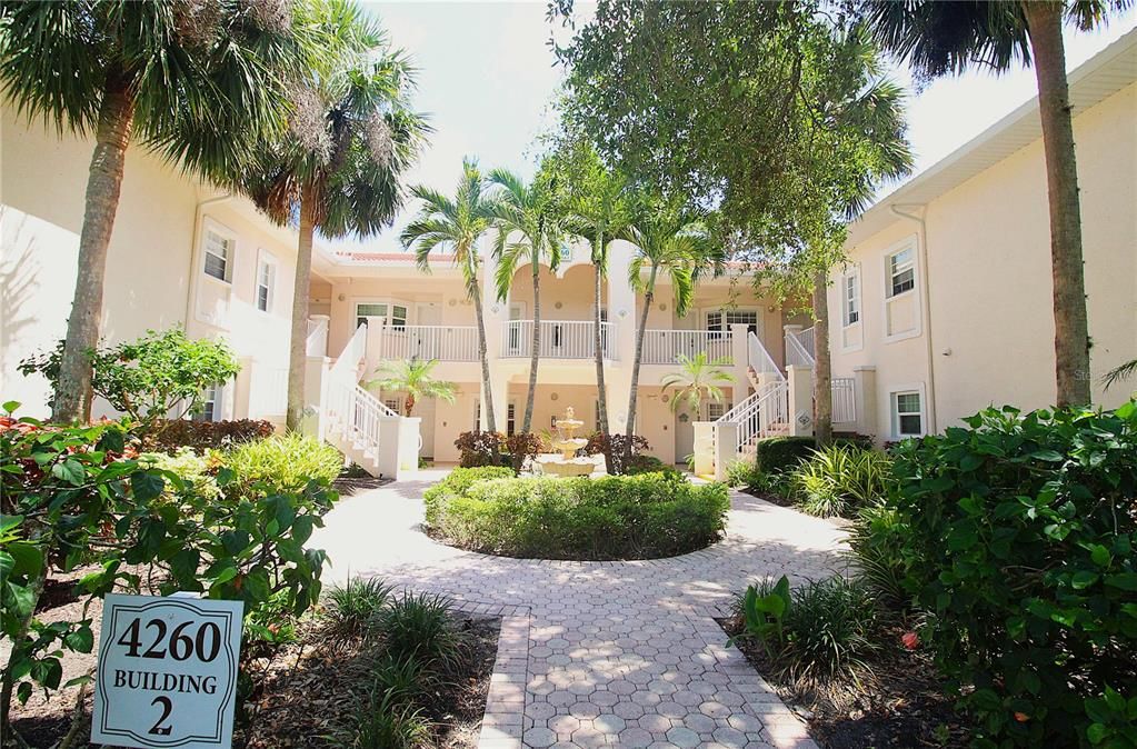 For Rent: $2,399 (2 beds, 2 baths, 1004 Square Feet)