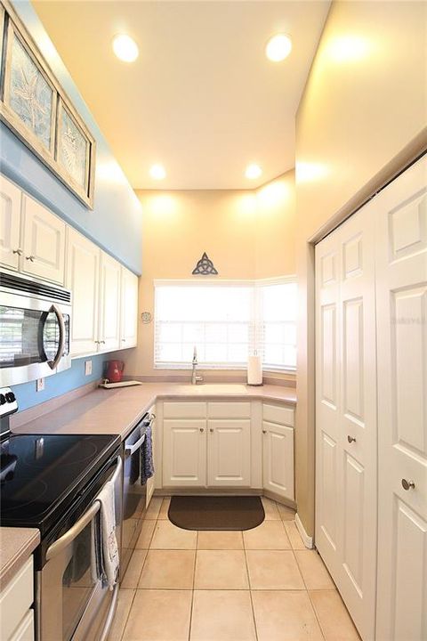 For Rent: $2,399 (2 beds, 2 baths, 1004 Square Feet)
