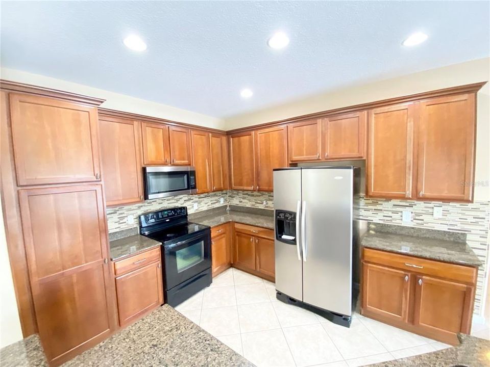 For Rent: $3,000 (5 beds, 3 baths, 2723 Square Feet)