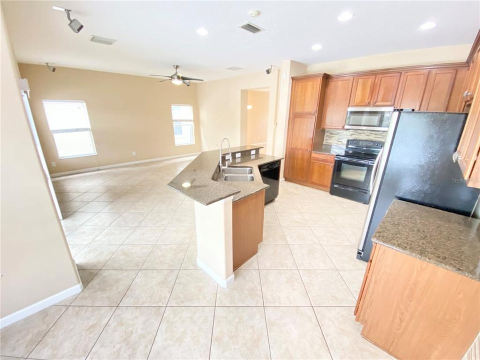 For Rent: $3,000 (5 beds, 3 baths, 2723 Square Feet)
