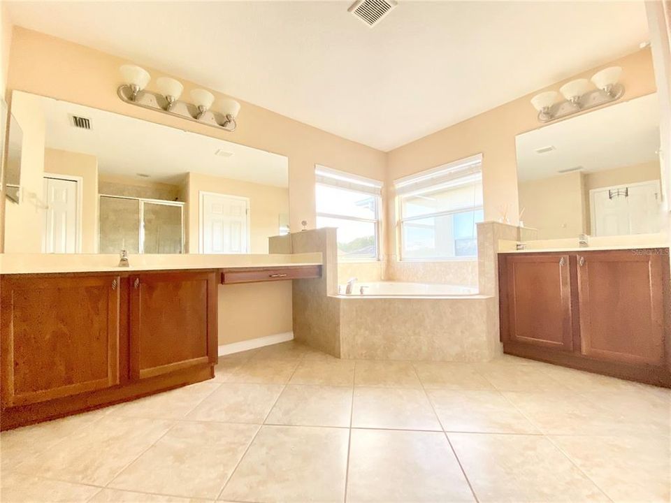 For Rent: $3,000 (5 beds, 3 baths, 2723 Square Feet)