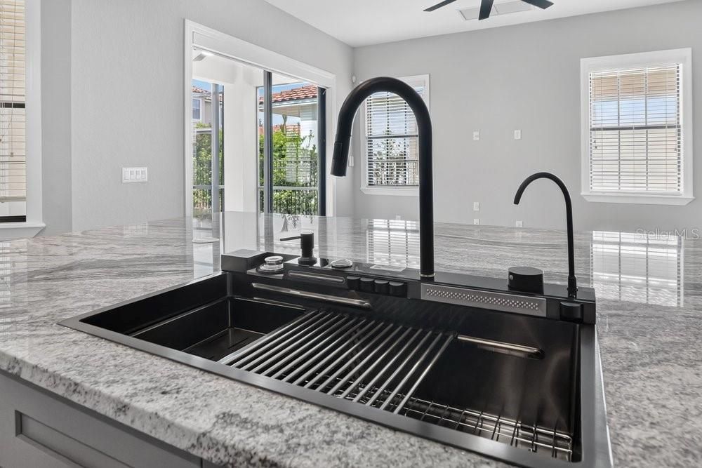 En Venta: $949,900 (4 camas, 3 baños, 2910 Pies cuadrados)