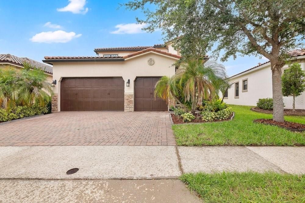 En Venta: $949,900 (4 camas, 3 baños, 2910 Pies cuadrados)