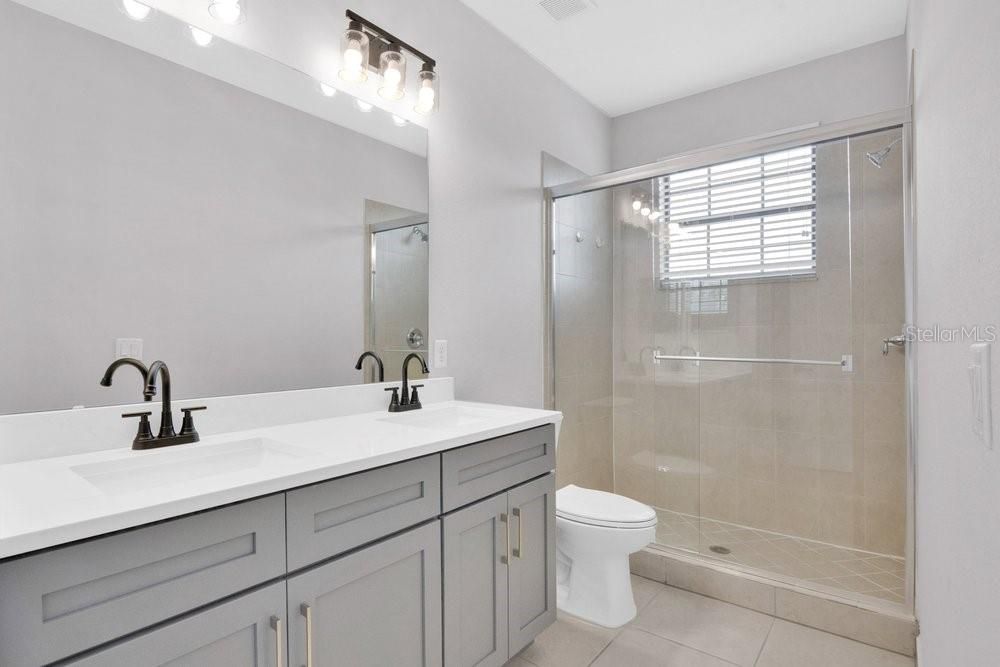 En Venta: $949,900 (4 camas, 3 baños, 2910 Pies cuadrados)