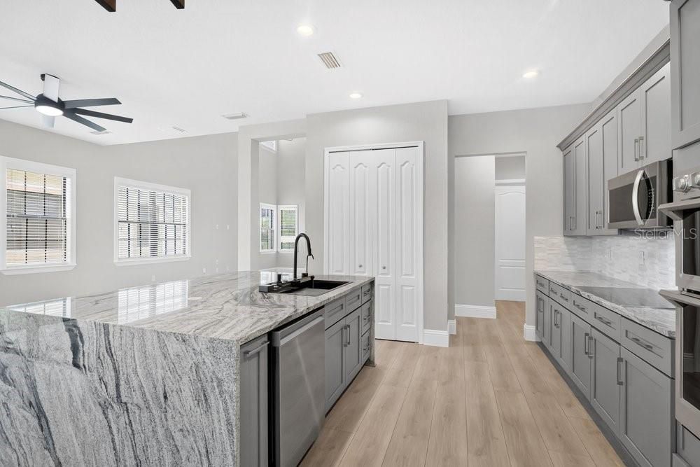 En Venta: $949,900 (4 camas, 3 baños, 2910 Pies cuadrados)