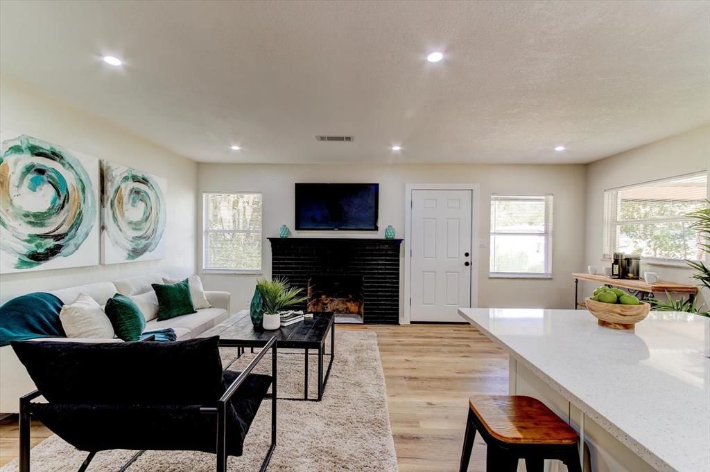 Active With Contract: $269,000 (3 beds, 2 baths, 1212 Square Feet)