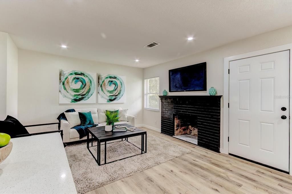 Active With Contract: $269,000 (3 beds, 2 baths, 1212 Square Feet)