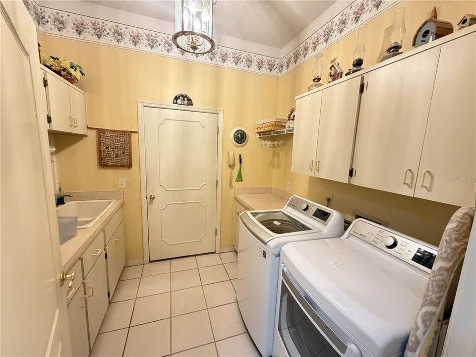 For Sale: $390,000 (3 beds, 2 baths, 2179 Square Feet)