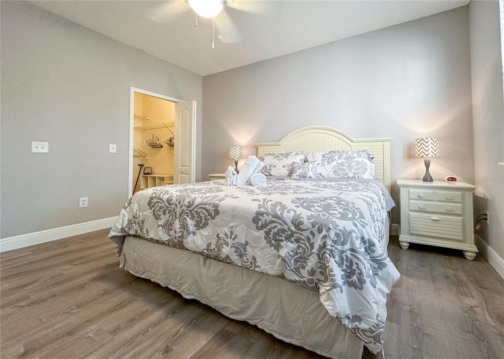 待售: $215,000 (1 贝兹, 1 浴室, 834 平方英尺)