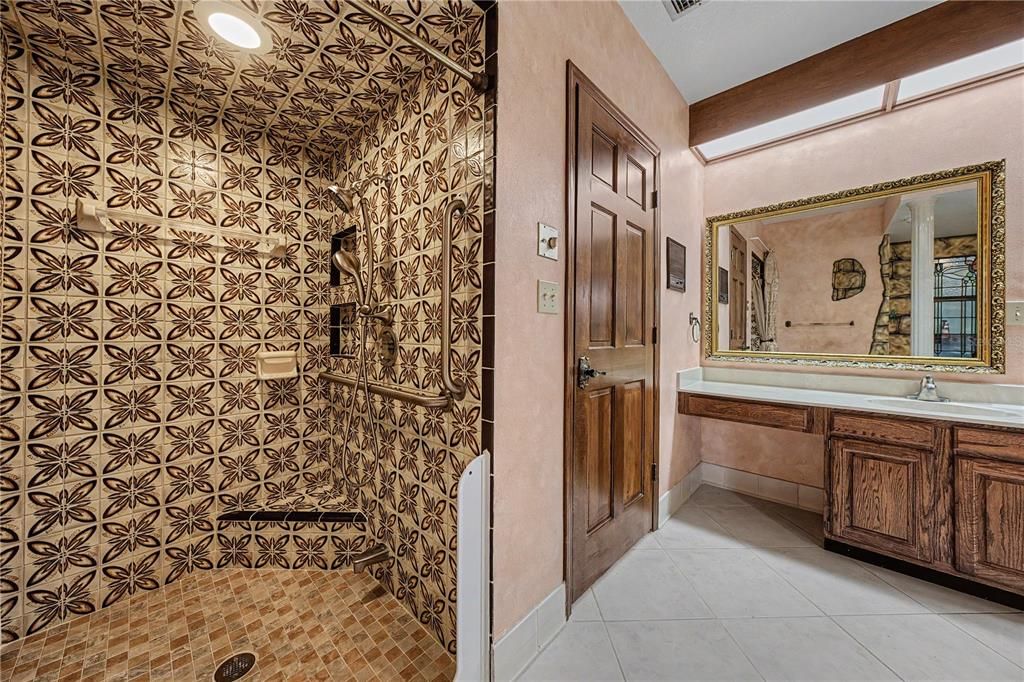 En Venta: $1,575,000 (6 camas, 5 baños, 6198 Pies cuadrados)