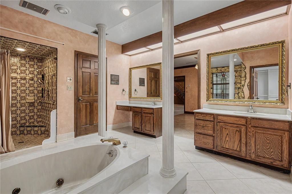 En Venta: $1,575,000 (6 camas, 5 baños, 6198 Pies cuadrados)