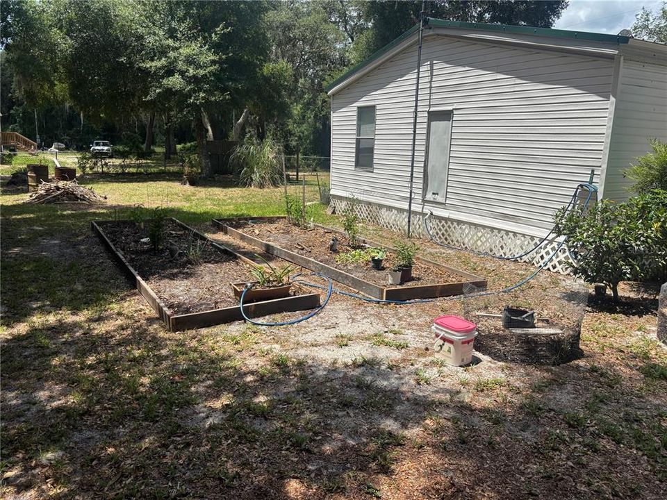 For Sale: $129,900 (2 beds, 2 baths, 864 Square Feet)