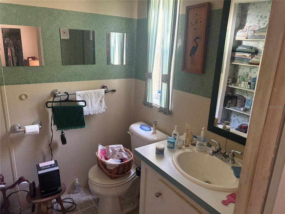 For Sale: $129,900 (2 beds, 2 baths, 864 Square Feet)