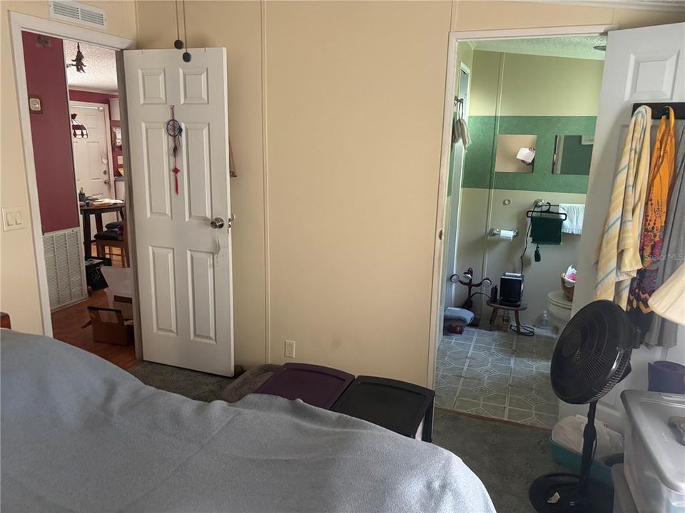 For Sale: $129,900 (2 beds, 2 baths, 864 Square Feet)