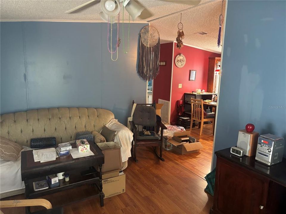 For Sale: $129,900 (2 beds, 2 baths, 864 Square Feet)