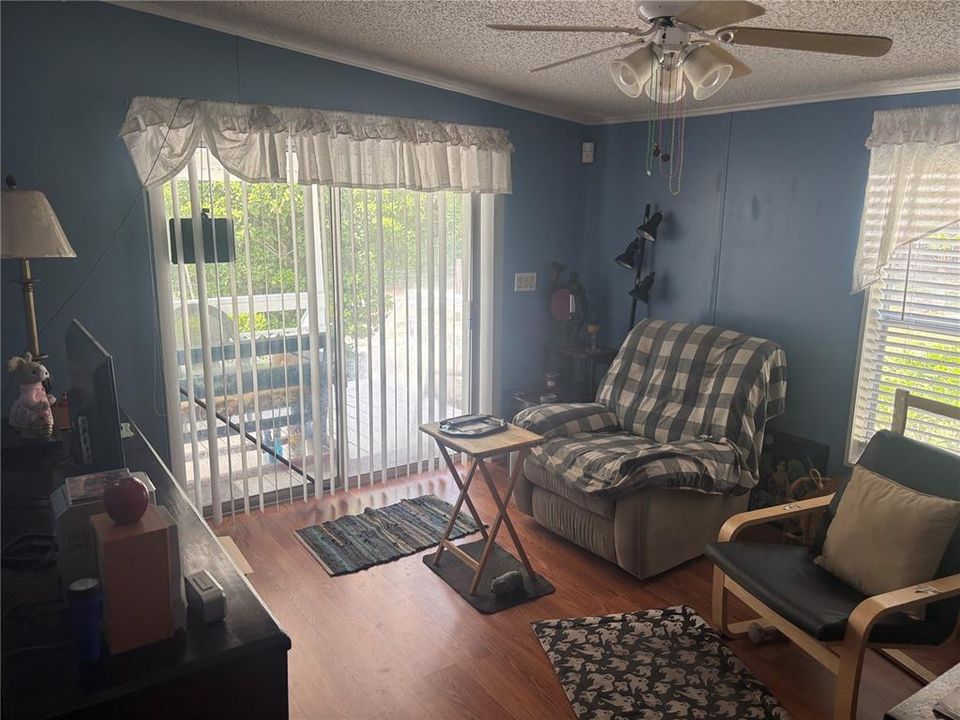 For Sale: $129,900 (2 beds, 2 baths, 864 Square Feet)