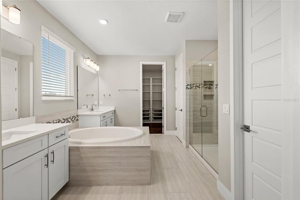 For Sale: $950,000 (5 beds, 4 baths, 3899 Square Feet)