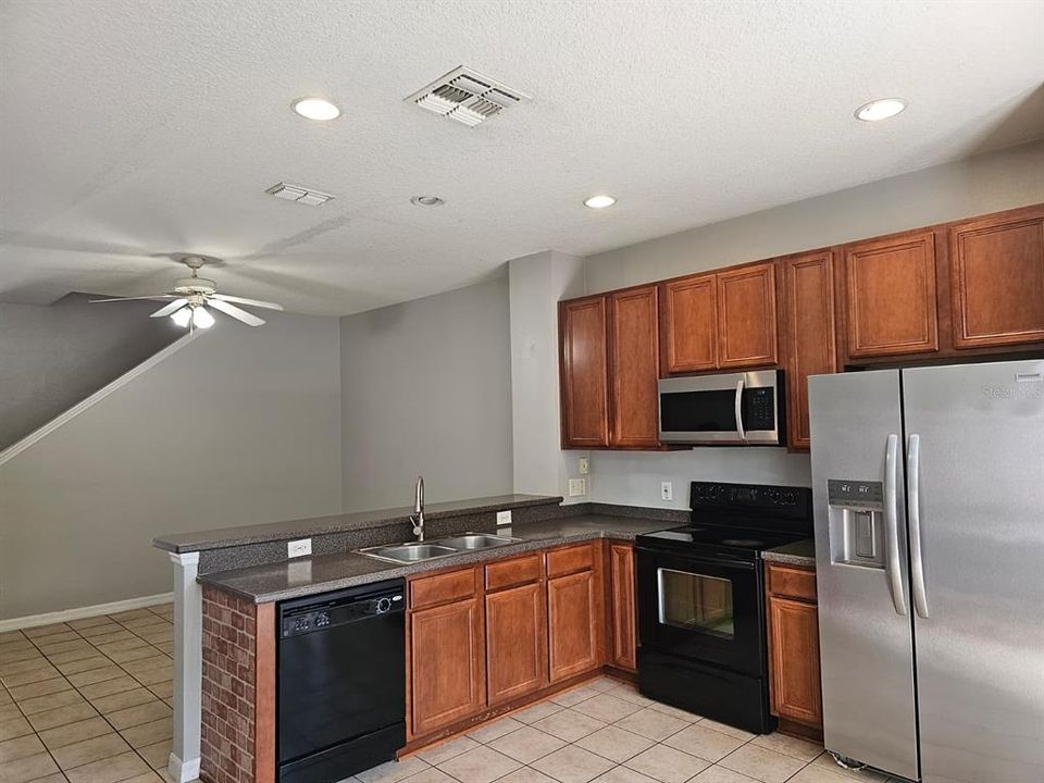 For Rent: $2,100 (3 beds, 3 baths, 1394 Square Feet)