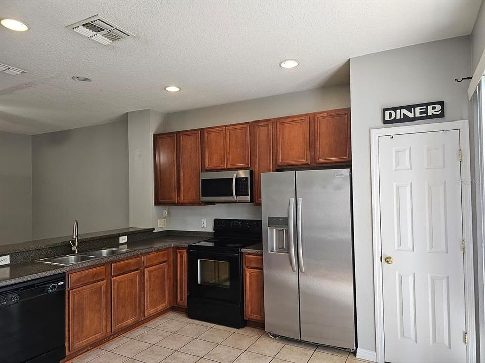 For Rent: $2,100 (3 beds, 3 baths, 1394 Square Feet)