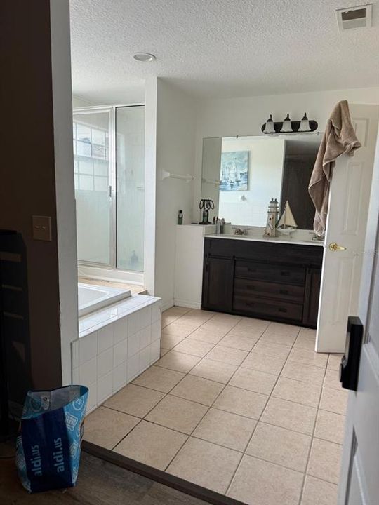 For Sale: $300,000 (4 beds, 3 baths, 1887 Square Feet)