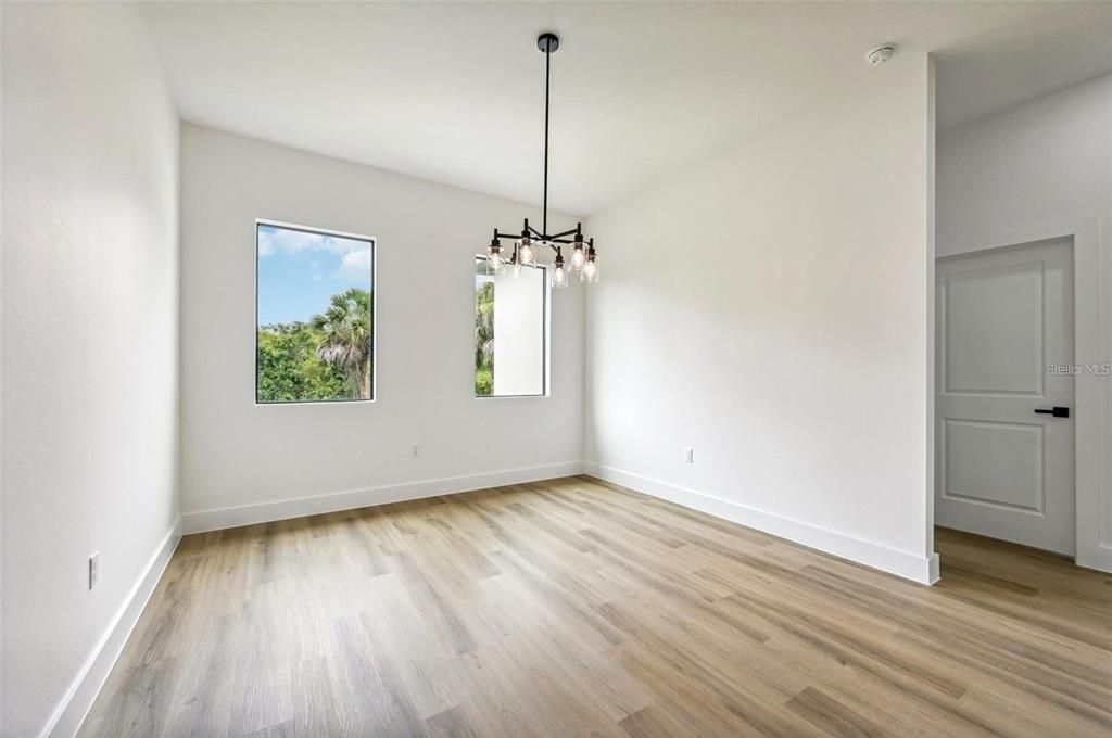 En Venta: $384,900 (4 camas, 2 baños, 2079 Pies cuadrados)