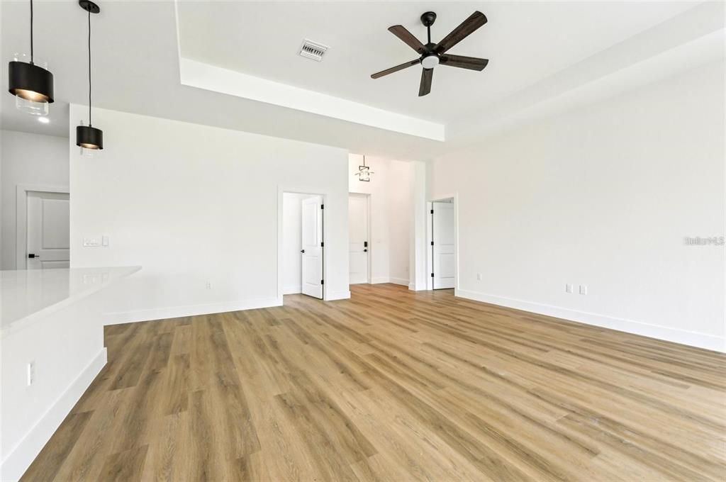 En Venta: $384,900 (4 camas, 2 baños, 2079 Pies cuadrados)