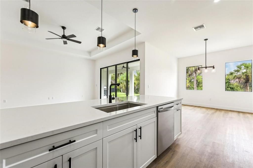 En Venta: $384,900 (4 camas, 2 baños, 2079 Pies cuadrados)