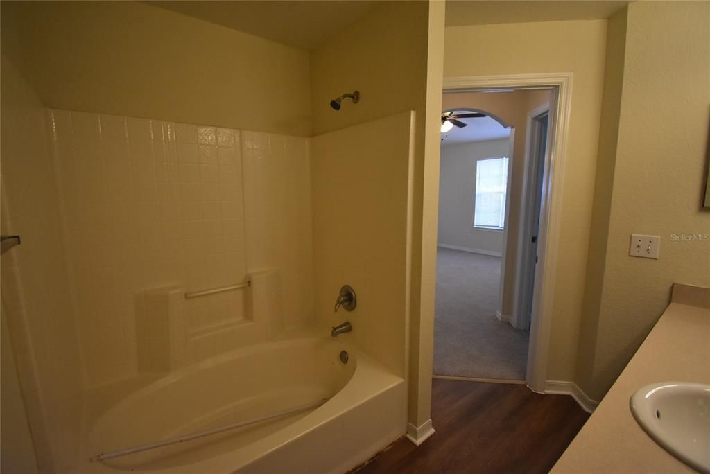 For Rent: $1,550 (1 beds, 1 baths, 898 Square Feet)