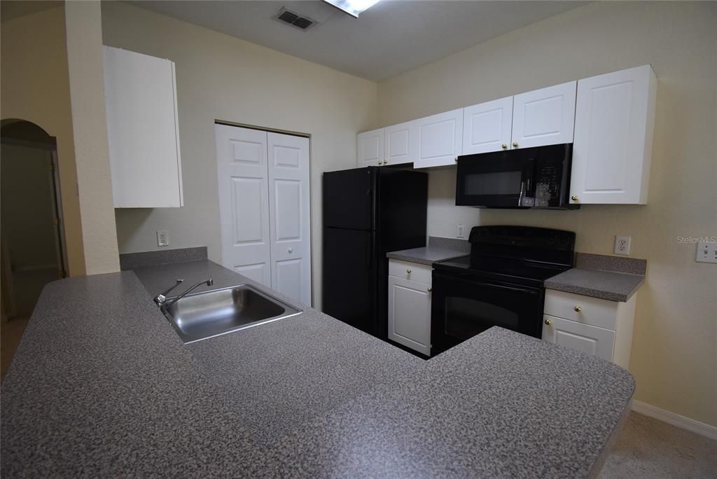 For Rent: $1,550 (1 beds, 1 baths, 898 Square Feet)