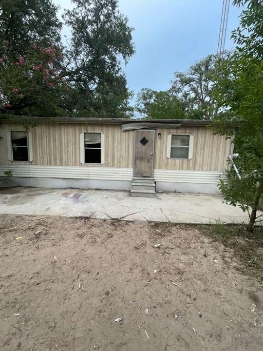 For Sale: $129,900 (5 beds, 2 baths, 1369 Square Feet)